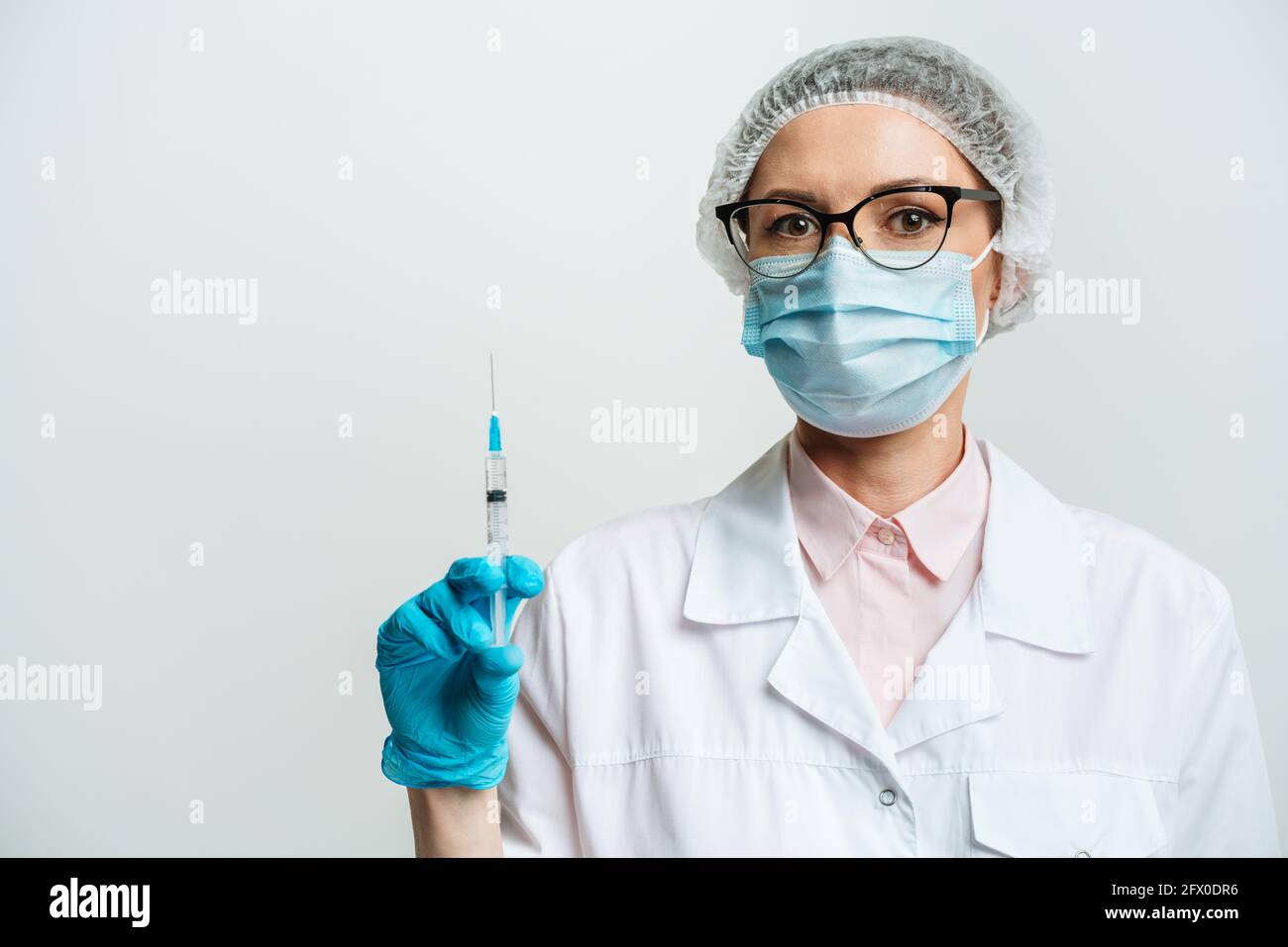 Un infermiere tiene una siringa prima di effettuare un vaccino contro Covid-19 o coronavirus. Foto Stock