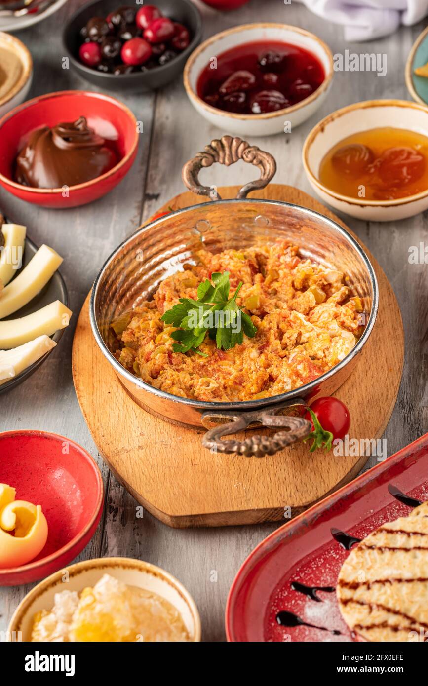 La colazione tradizionale turca viene servita con tè turco tradizionale su pietra tabella Foto Stock