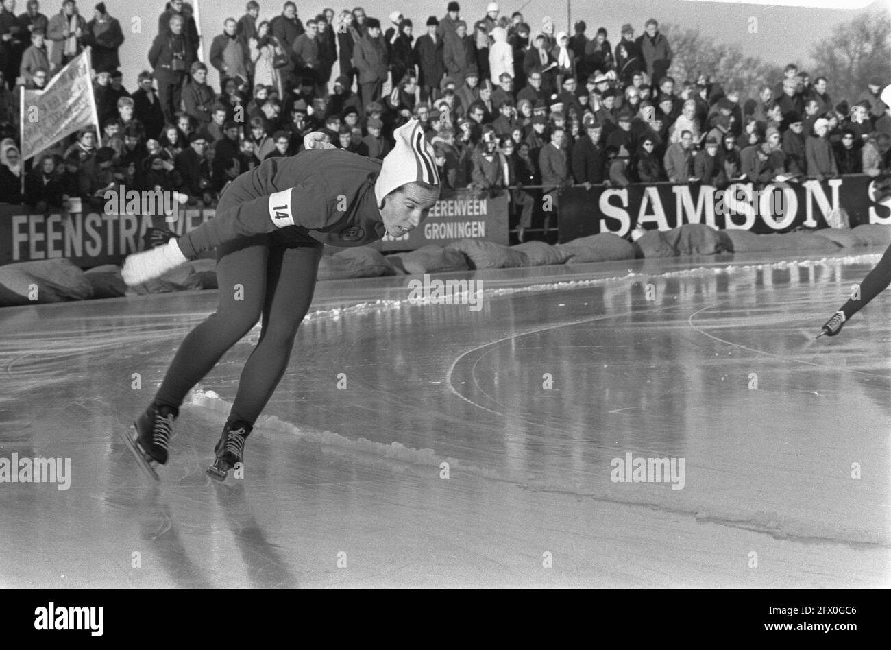 Campionato europeo di pattinaggio su ghiaccio femminile Heerenveen numero 5 Romana Troicka (Polonia) in azione, numeri 6.7 Lasina Kaoeniste in azione, 1 febbraio 1970, SCOUTING, sport, I Paesi Bassi, foto agenzia stampa del XX secolo, notizie da ricordare, documentario, fotografia storica 1945-1990, storie visive, Storia umana del XX secolo, che cattura momenti nel tempo Foto Stock