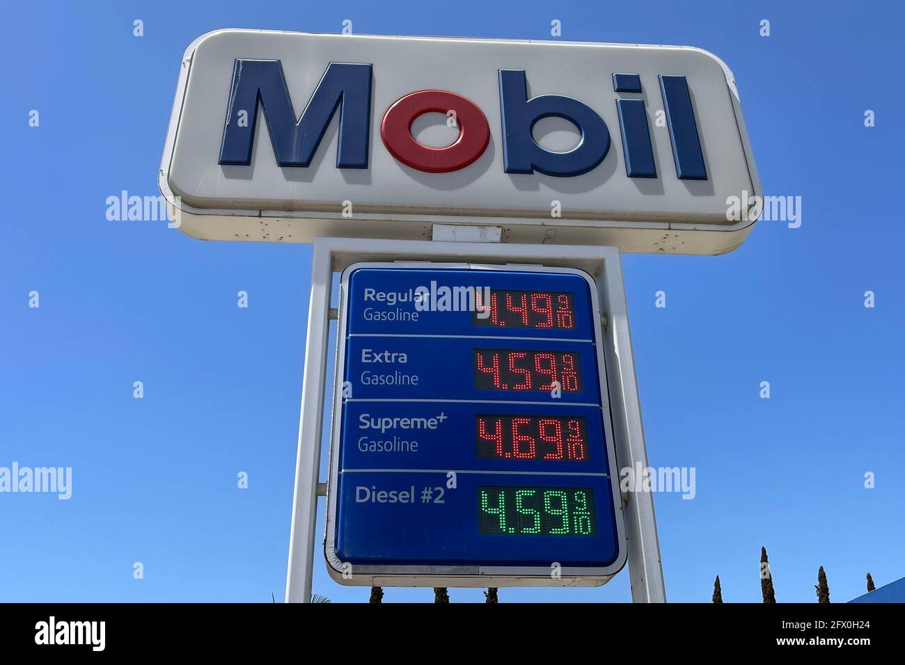 I prezzi della benzina si trovano in una stazione Mobil, domenica 23 maggio 2021, a Los Angeles. Foto Stock