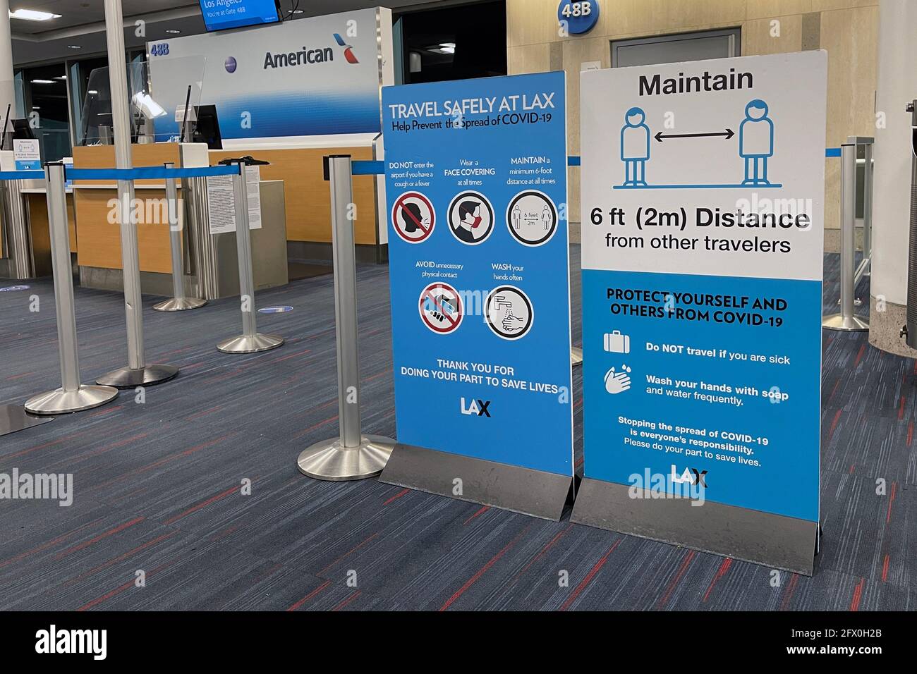 COVID-19 Safety Travel Advisory Signs at Gate 48B of Terminal 4 of the Los Angeles International Airport, Tuesday, May 24, 2021, in Los Angeles. Kir Foto Stock