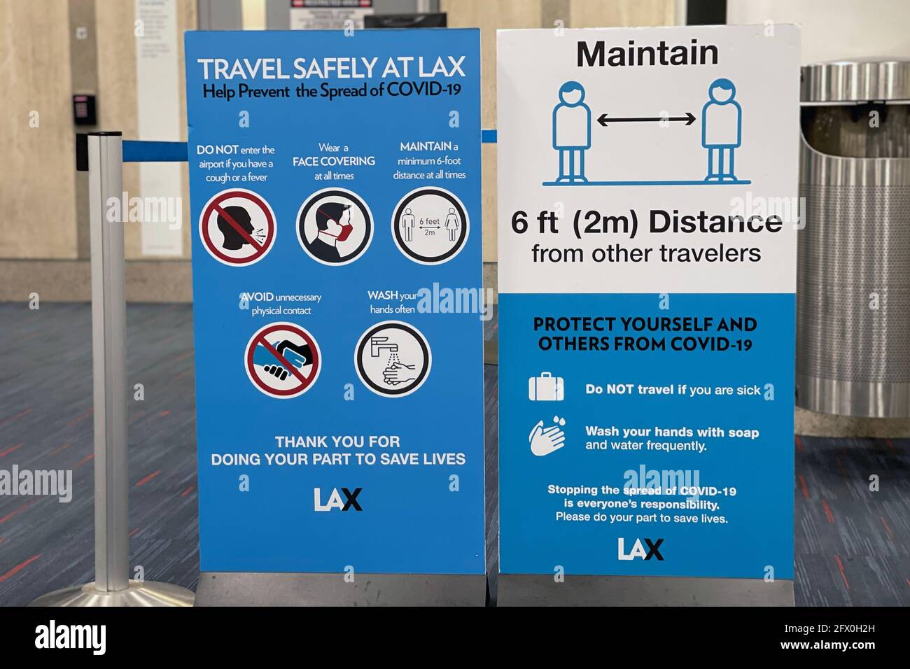 COVID-19 Safety Travel Advisory Signs at Gate 48B of Terminal 4 of the Los Angeles International Airport, Tuesday, May 24, 2021, in Los Angeles. Kir Foto Stock