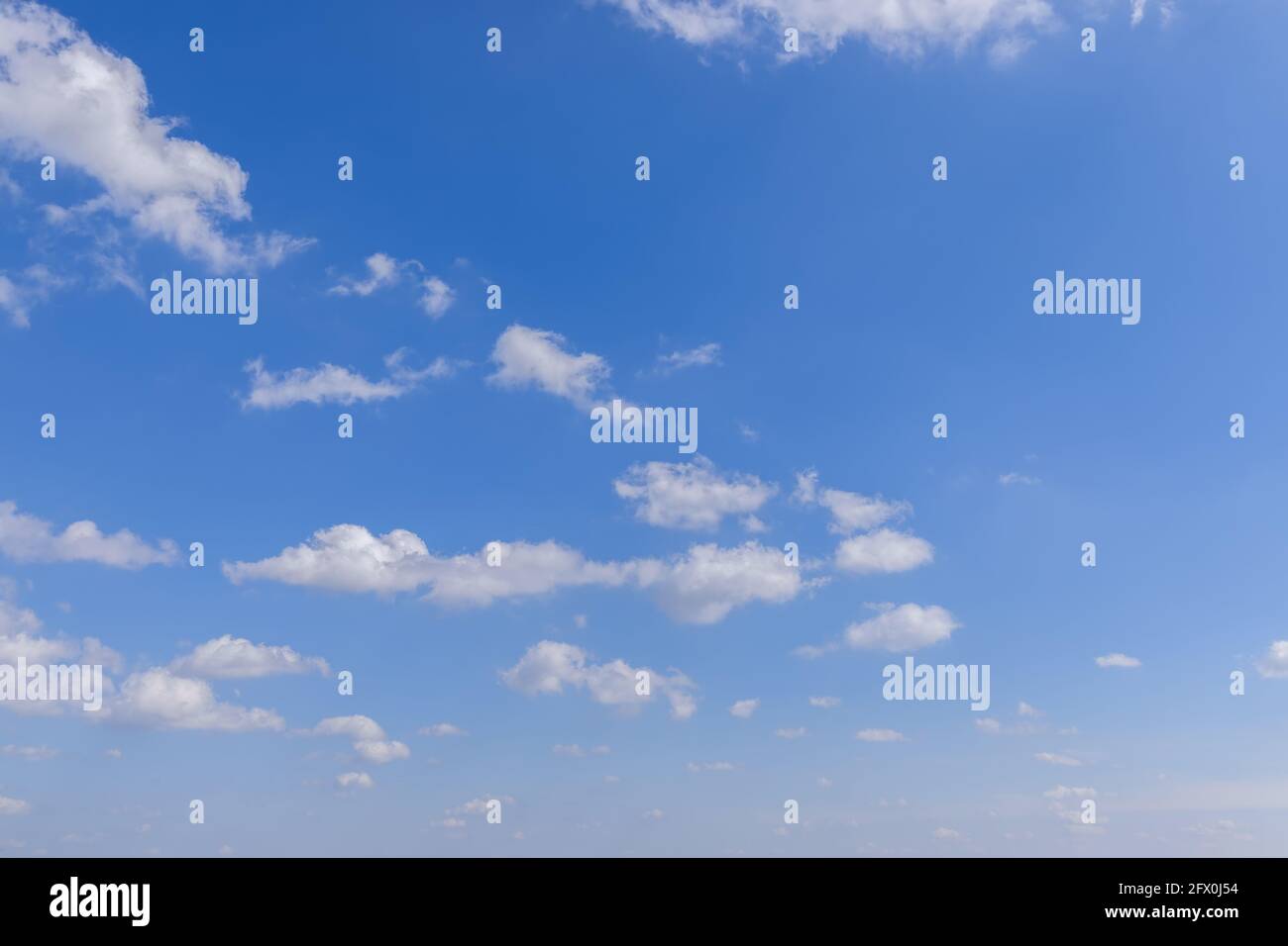 Bel cielo blu con nuvole che si recedono all'orizzonte Foto Stock