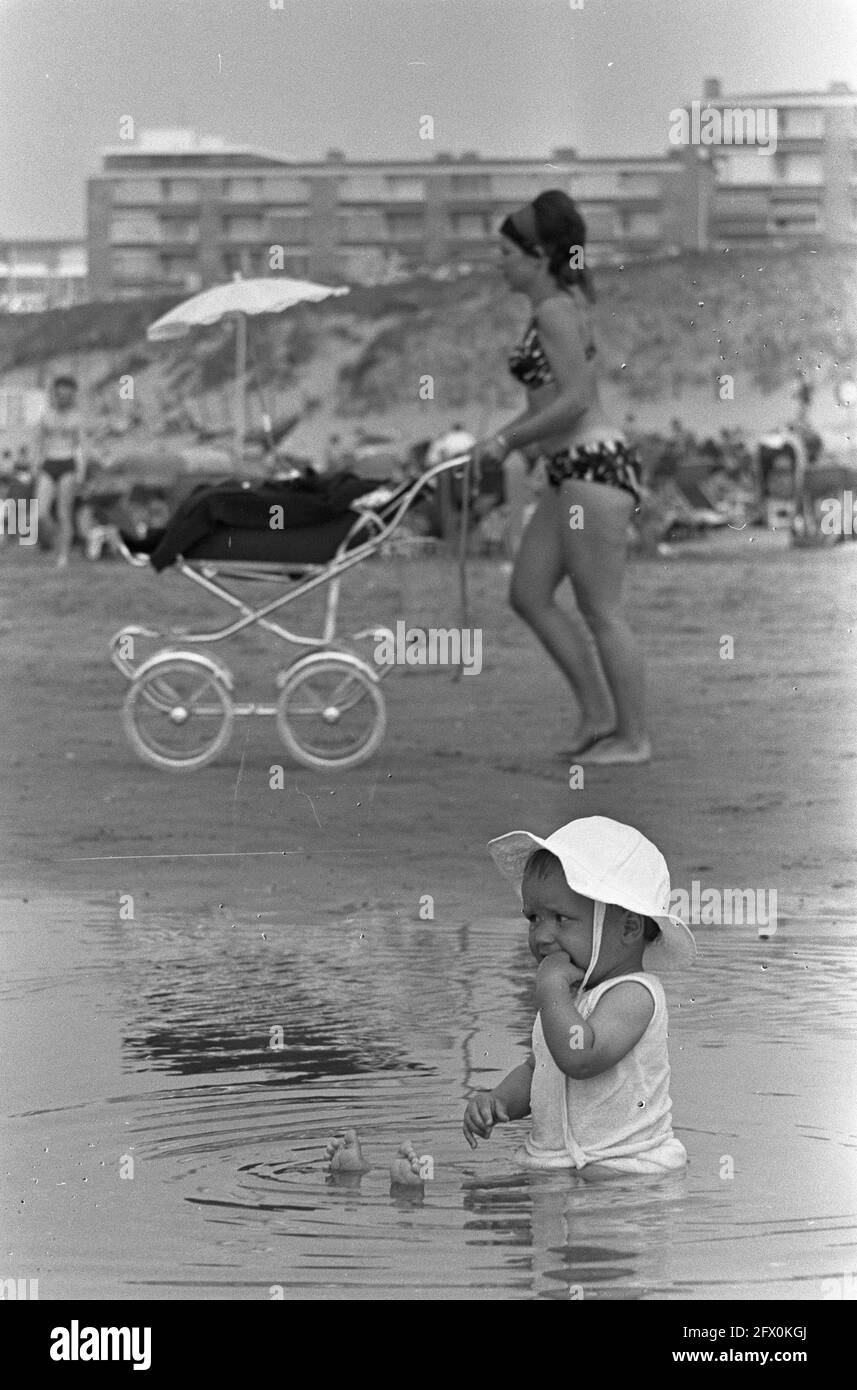 Zandvoort Heat, Mark in prehore con pala e cappello da sole, 9 giugno 1966, spiagge, Paesi Bassi, foto agenzia stampa del xx secolo, notizie da ricordare, documentario, fotografia storica 1945-1990, storie visive, Storia umana del XX secolo, che cattura momenti nel tempo Foto Stock