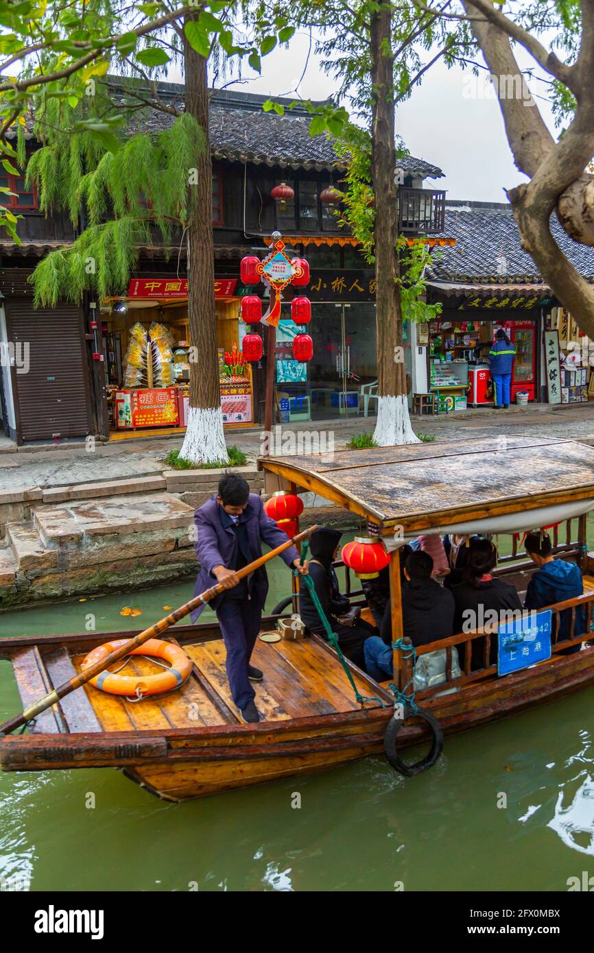 Vista della barca sul canale d'acqua in Zhujiajiaozhen città d'acqua, Qingpu District, Shanghai, Cina, Asia Foto Stock