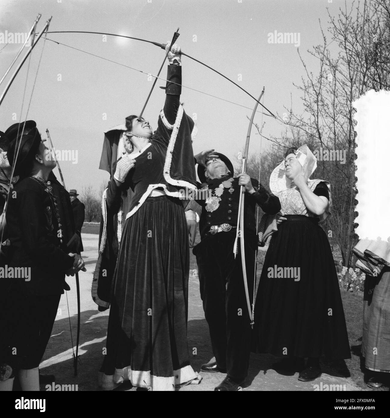 Giornata regionale della Zelanda a Keukenhof, compresa Jacoba van Beieren come arciere, 22 aprile 1954, giorni regionali, Paesi Bassi, foto agenzia stampa del xx secolo, notizie da ricordare, documentario, fotografia storica 1945-1990, storie visive, Storia umana del XX secolo, che cattura momenti nel tempo Foto Stock