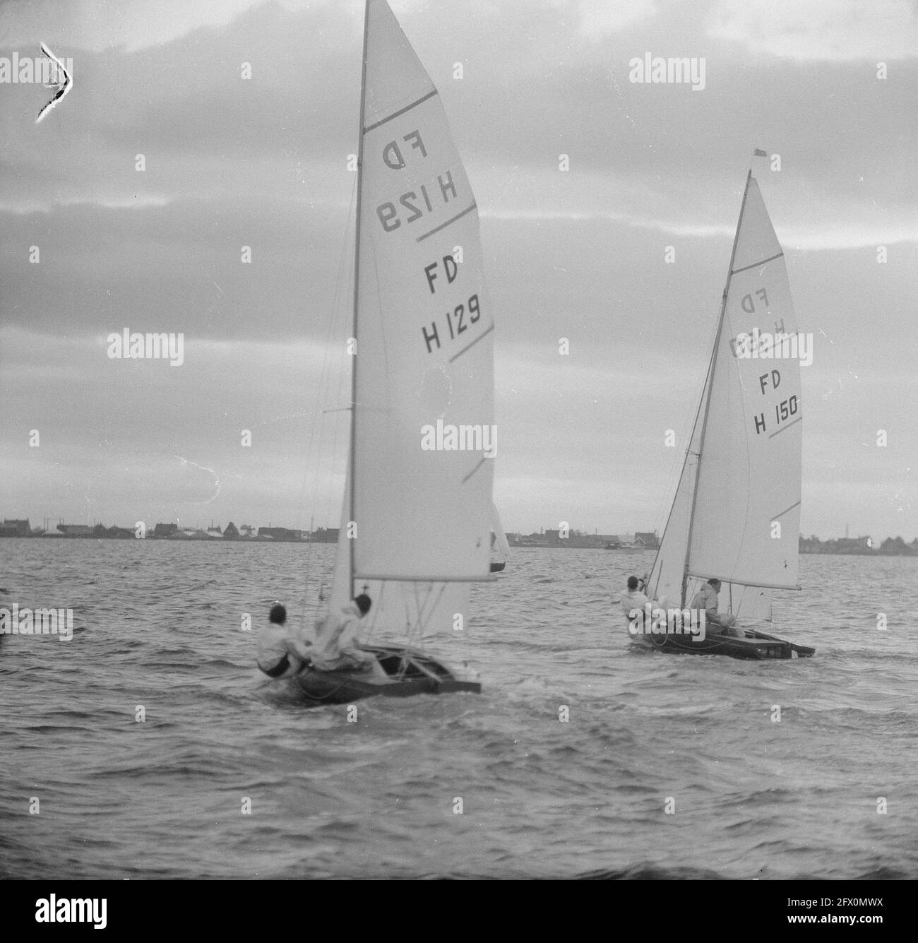 Regate di vela sul lago Brasem, il Djumpol di R. de Kraa una barca solitaria, 7 giugno 1964, regate di vela, Paesi Bassi, foto agenzia stampa del XX secolo, notizie da ricordare, documentario, fotografia storica 1945-1990, storie visive, Storia umana del XX secolo, che cattura momenti nel tempo Foto Stock