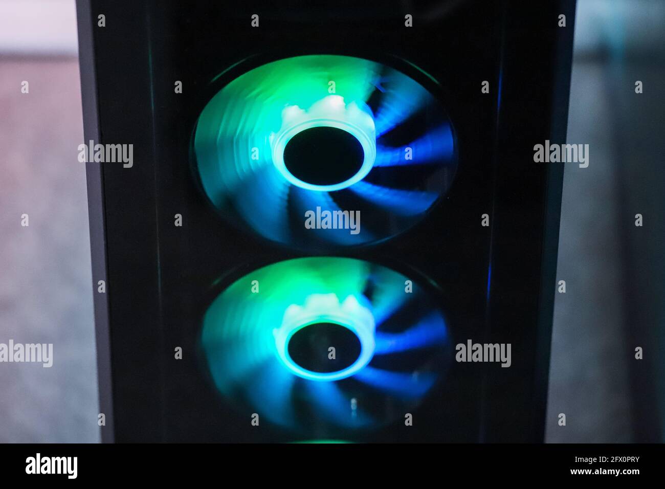 Illuminazione blu di un'unità di sistema PC più fredda. Ventola del computer con illuminazione a LED. Retroilluminazione. Radiatore. Foto Stock