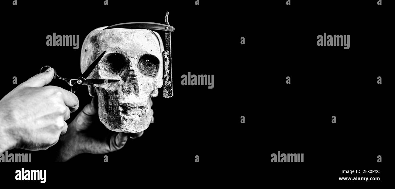 Cranio ancora vivo con strumenti per la rasatura. Barbiere negozio strumento su sfondo nero con spazio di copia. Spazio di copia. Bianco e nero Foto Stock