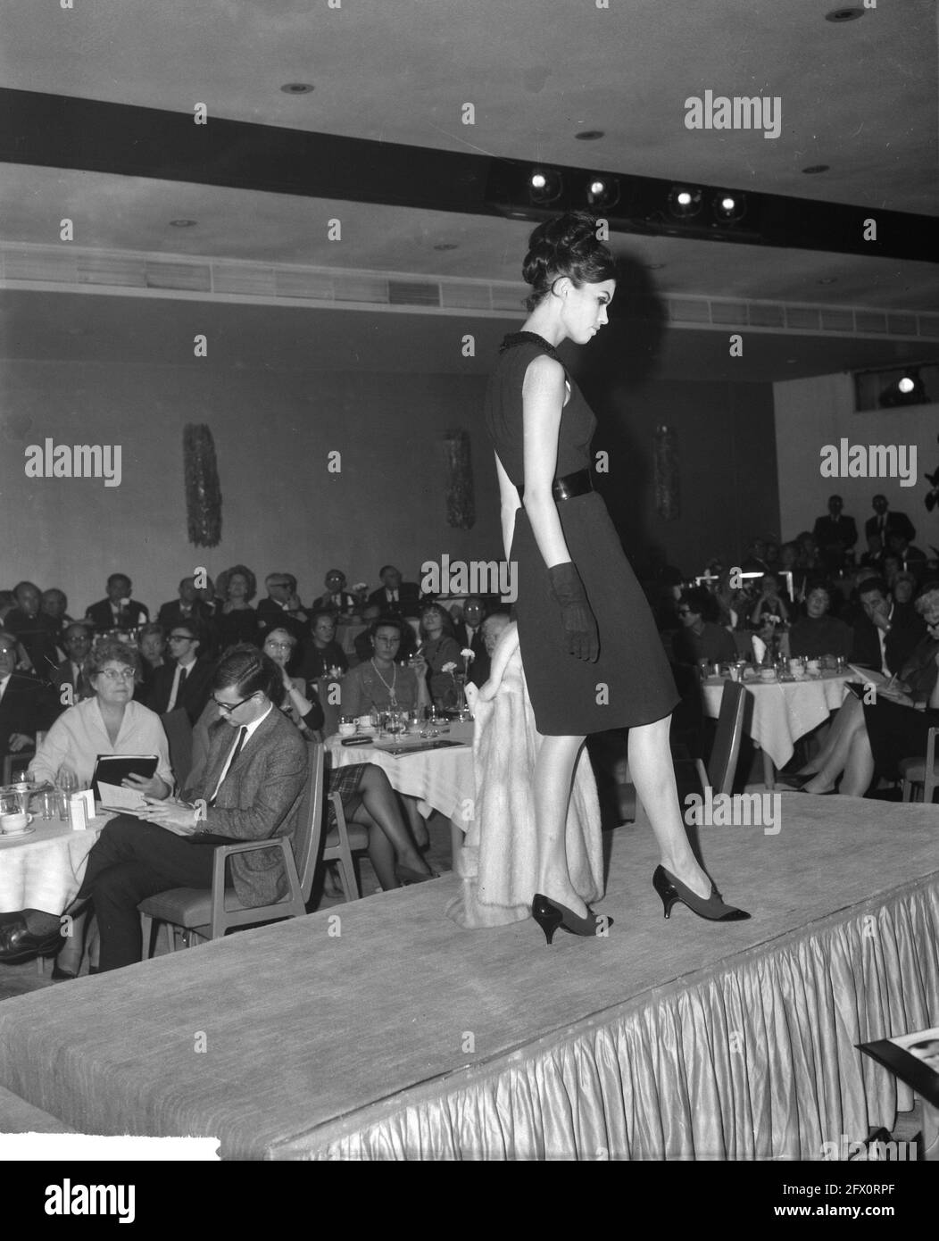 Silver Oisterwijk Shoe Design Cup in Hilton Hotel premiato a Zanlari Cavalca di Parma dal Sindaco Baron van Hoevell van Wezeveld e, 21 ottobre 1963, Paesi Bassi, foto agenzia stampa del XX secolo, notizie da ricordare, documentario, fotografia storica 1945-1990, storie visive, Storia umana del XX secolo, che cattura momenti nel tempo Foto Stock