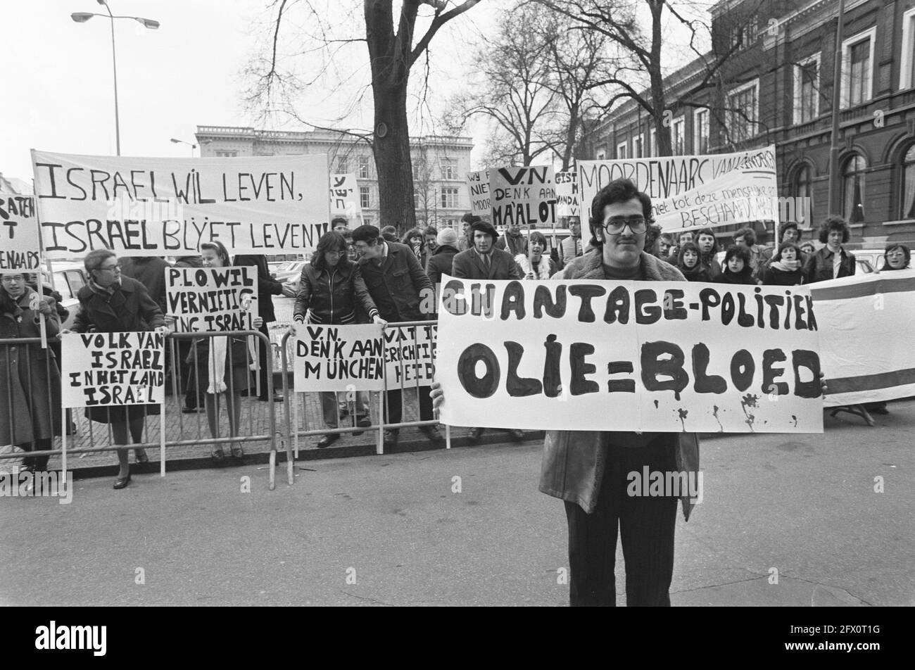 L'Organizzazione sionista dei giovani dimostra davanti al Ministero degli Affari Esteri dell'Aia contro la partecipazione di Yasser Arafat alla riunione delle Nazioni Unite, 13 novembre 1974, manifestanti, Paesi Bassi, foto agenzia stampa del xx secolo, notizie da ricordare, documentario, fotografia storica 1945-1990, storie visive, Storia umana del XX secolo, che cattura momenti nel tempo Foto Stock