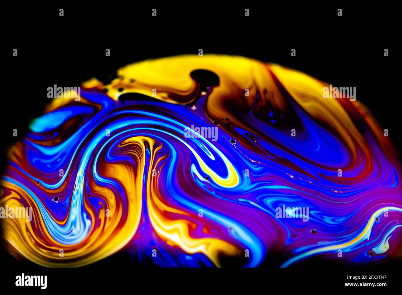 Motivi astratti con vari colori vibranti sulla bolla di sapone per sfondo astratto. Messa a fuoco differenziale utilizzata e deliberatamente sfocata. Foto Stock