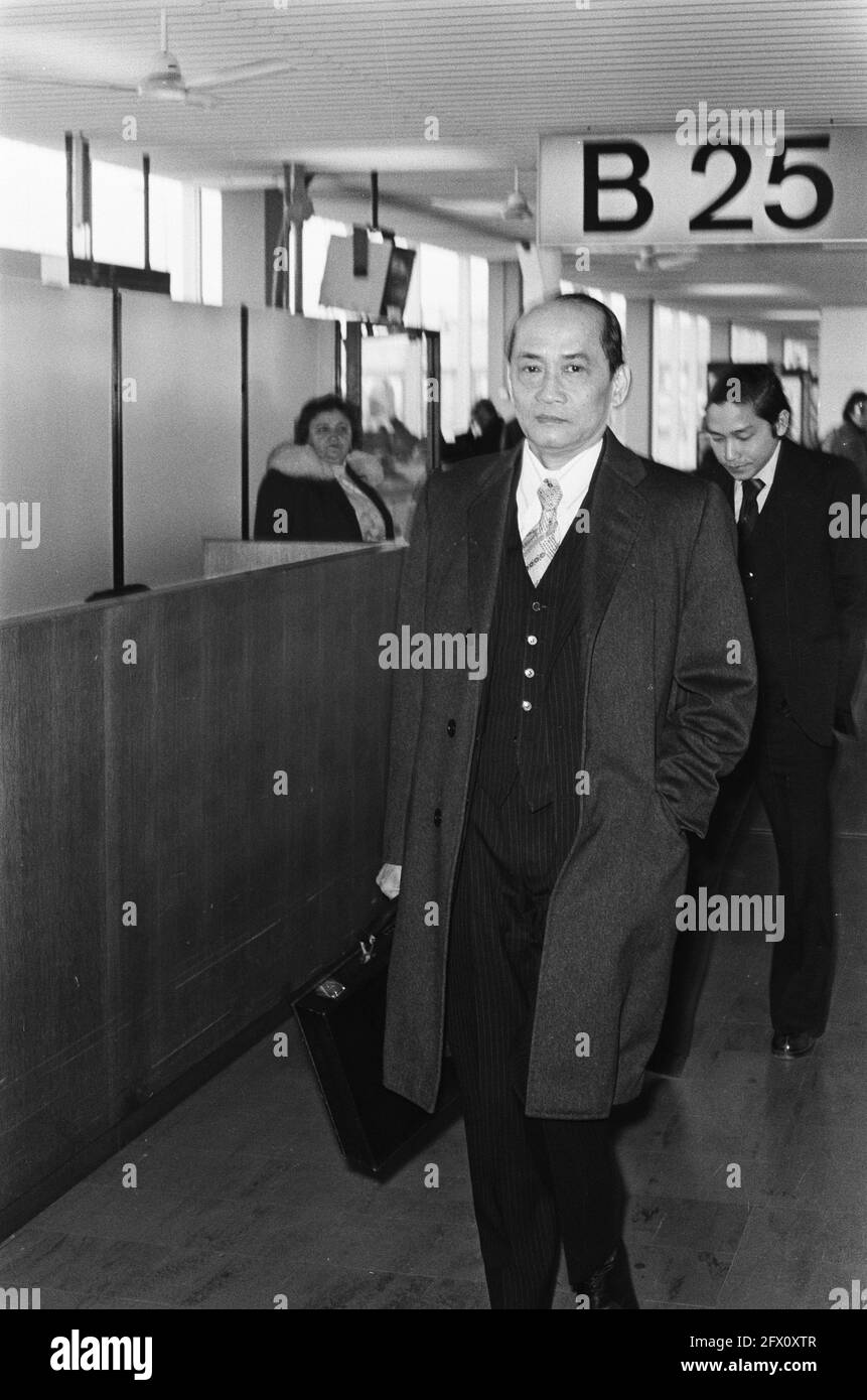 L'ambasciatore del Vietnam del Sud, Van Dang Lam, torna a Schiphol Van Dang Lam dopo l'arrivo, 2 aprile 1975, arrivi, ambasciatori, I Paesi Bassi, foto agenzia stampa del XX secolo, notizie da ricordare, documentario, fotografia storica 1945-1990, storie visive, Storia umana del XX secolo, che cattura momenti nel tempo Foto Stock