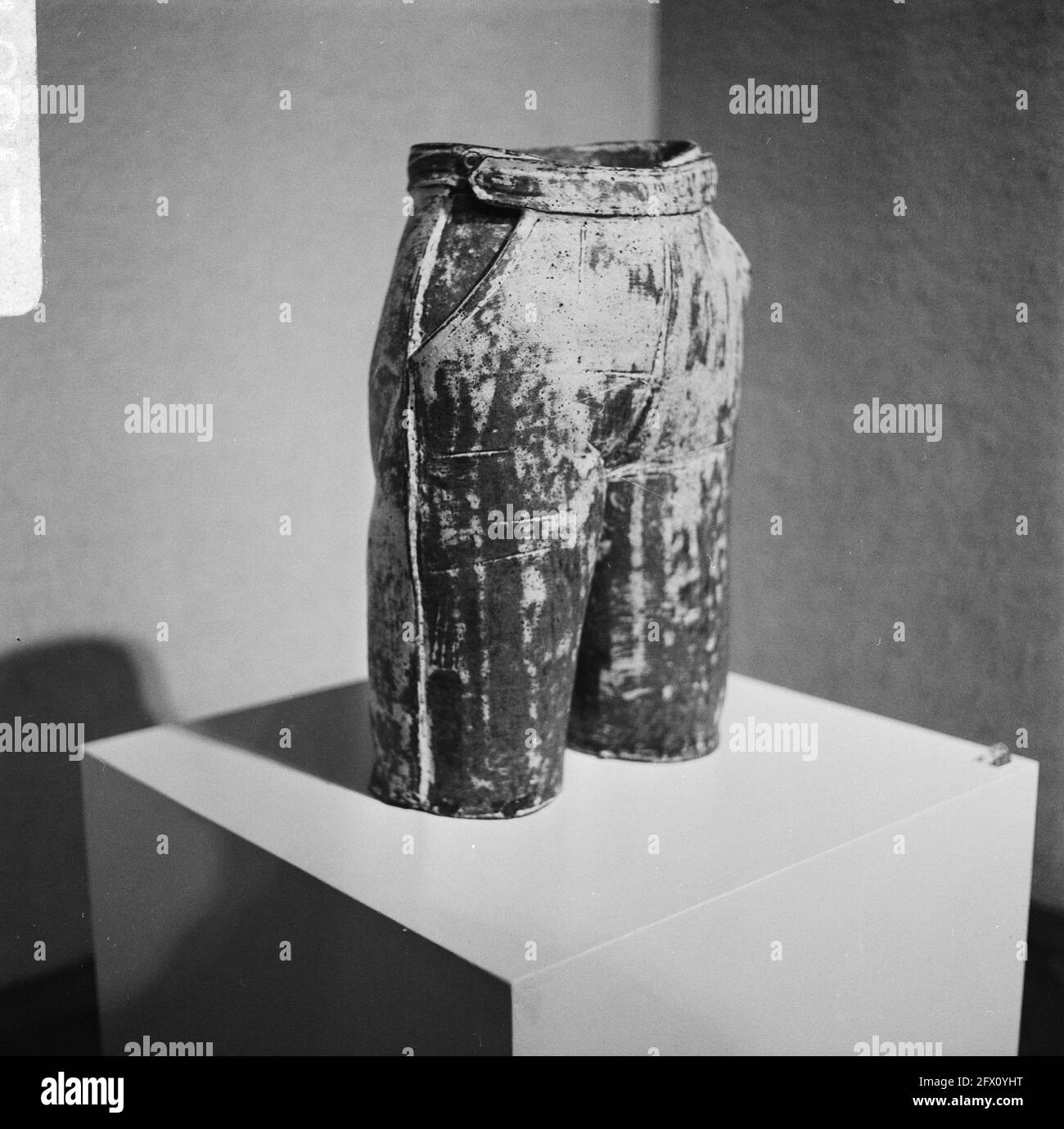 Arte Svedese ad Amsterdam Pantalon in ceramica di Hertha Hillfon, 15 novembre 1968, ART, Paesi Bassi, foto agenzia stampa del xx secolo, notizie da ricordare, documentario, fotografia storica 1945-1990, storie visive, Storia umana del XX secolo, che cattura momenti nel tempo Foto Stock