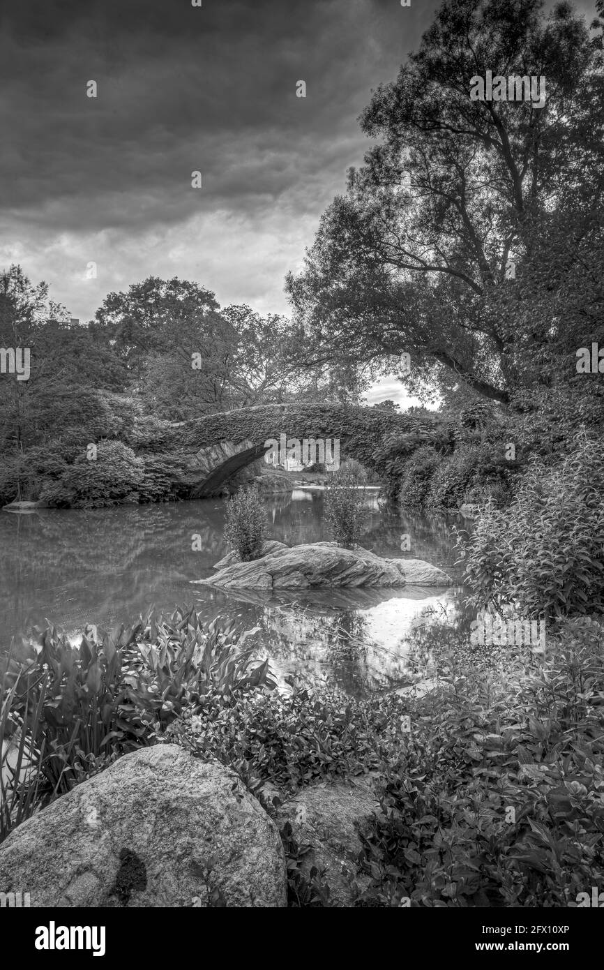 Ponte Gapstow in Central Park in estate in giorno nuvoloso Foto Stock