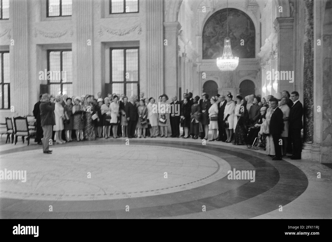 La regina Juliana riceve un gruppo di partecipanti al Congresso IATA presso il Palazzo sulla Diga. Accanto alla regina Juliana il presidente di IATA, e i signori Gerhard Höltje (Lufthansa) e Gerrit van der Wal (KLM), 18 ottobre 1969, partecipanti, regine, Ricevimenti, Paesi Bassi, foto agenzia stampa del XX secolo, notizie da ricordare, documentario, fotografia storica 1945-1990, storie visive, Storia umana del XX secolo, che cattura momenti nel tempo Foto Stock