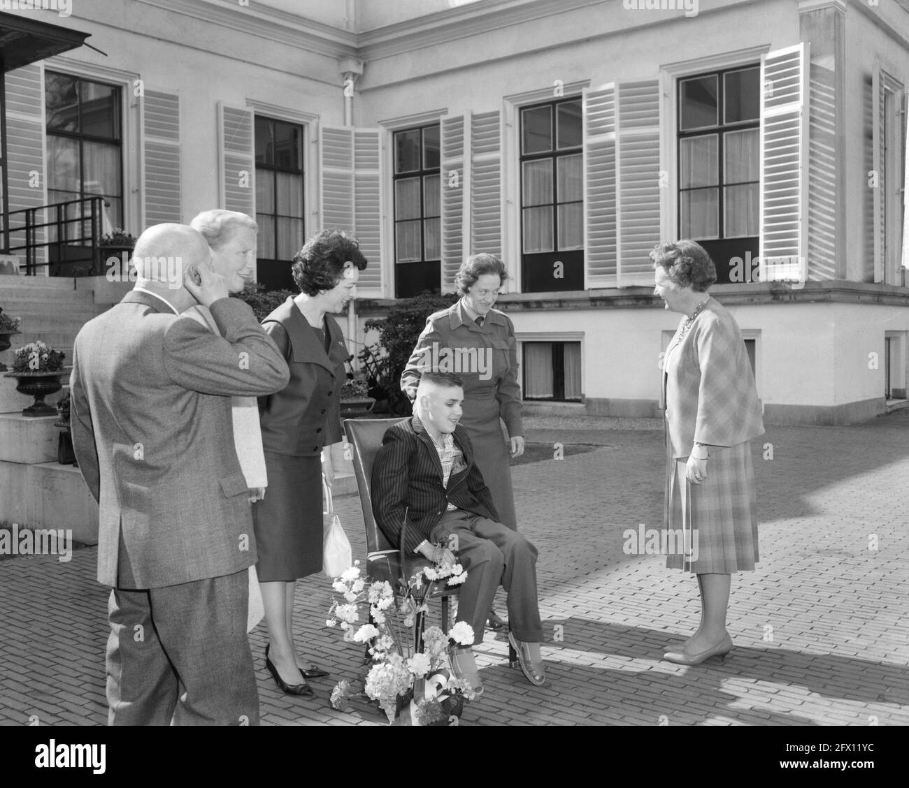 La regina Juliana riceve membri dell'Algemene Nederlandse Invaliden Bond, filiale di Utrecht, 25 aprile 1962, portatori di handicap, queens, Paesi Bassi, foto agenzia stampa del XX secolo, notizie da ricordare, documentario, fotografia storica 1945-1990, storie visive, Storia umana del XX secolo, che cattura momenti nel tempo Foto Stock