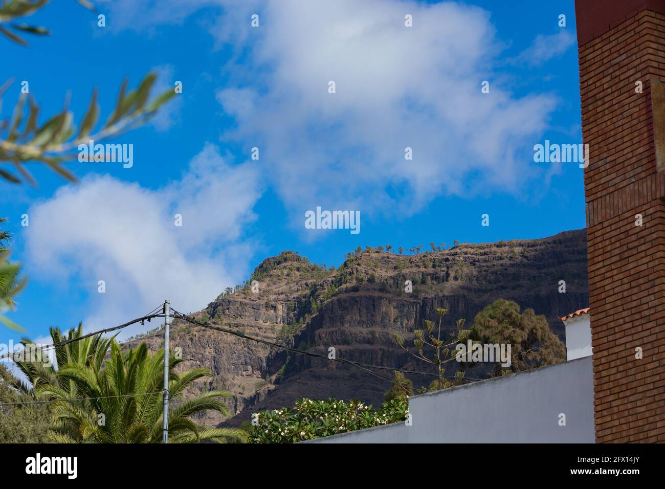 Montagne sulla costa tra Puerto de Mogan e Puerto Rico. Strati di roccia vulcanica. Foto Stock