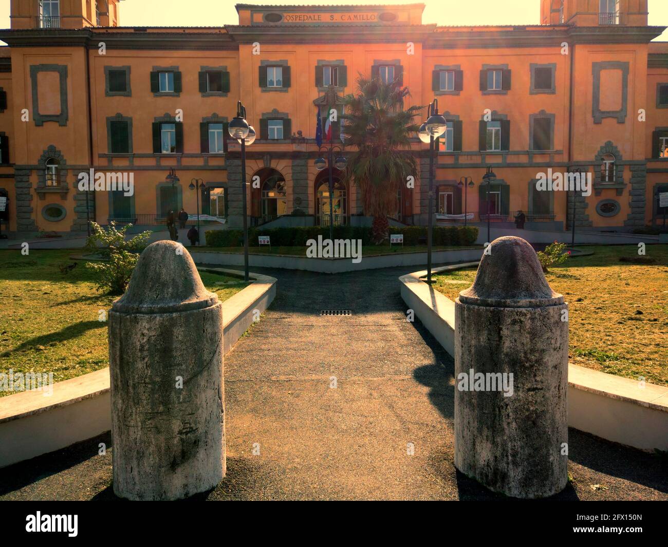 Roma, Italia - 11 novembre 2020: Cortile d'ingresso e facciata del famoso  Ospedale San Camillo di Roma con accesso al Padiglione Piastra Foto stock -  Alamy