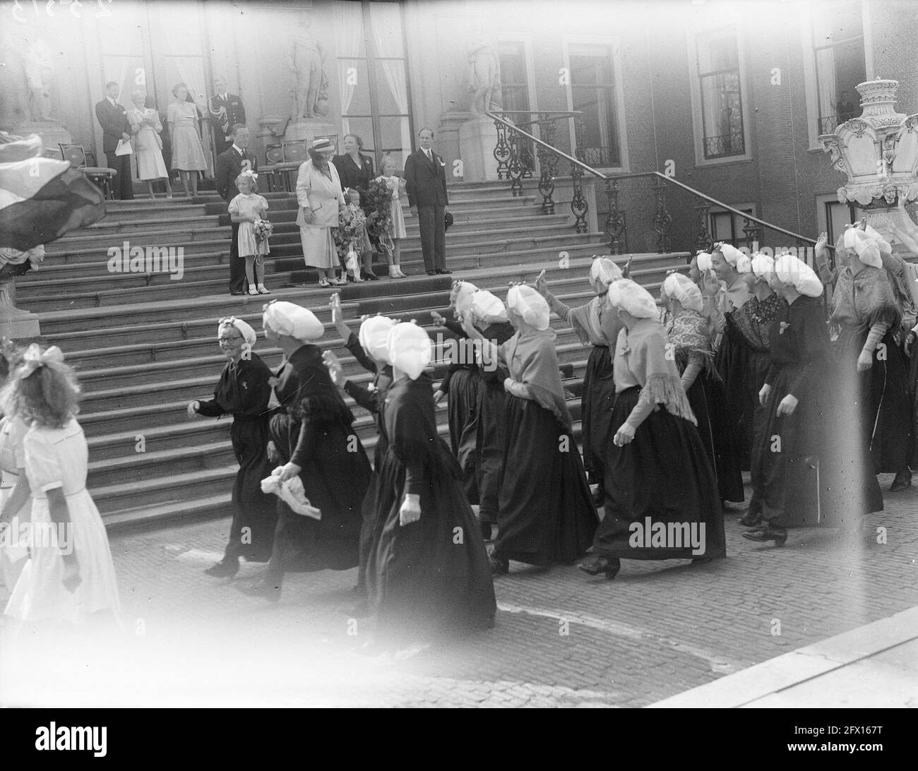 La regina Wilhelmina, la figlia Juliana e i nipoti si levano sui gradini di Huis ten Bosch durante una sfilata. Donne in costume, 29 agosto 1947, sfilate, costumi, regine, palazzi, principesse, Paesi Bassi, foto agenzia stampa del XX secolo, notizie da ricordare, documentario, fotografia storica 1945-1990, storie visive, Storia umana del XX secolo, che cattura momenti nel tempo Foto Stock