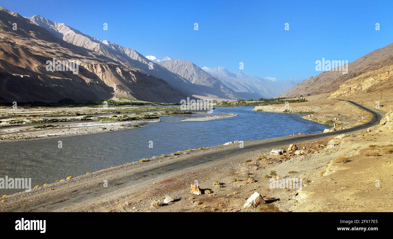 Fiume Panj e monti Pamir. Panj è la parte superiore del fiume Amu Darya. Vista panoramica. Tagikistan e confine con l'Afghanistan. Autostrada di Pamir, valle di Wakhan Foto Stock