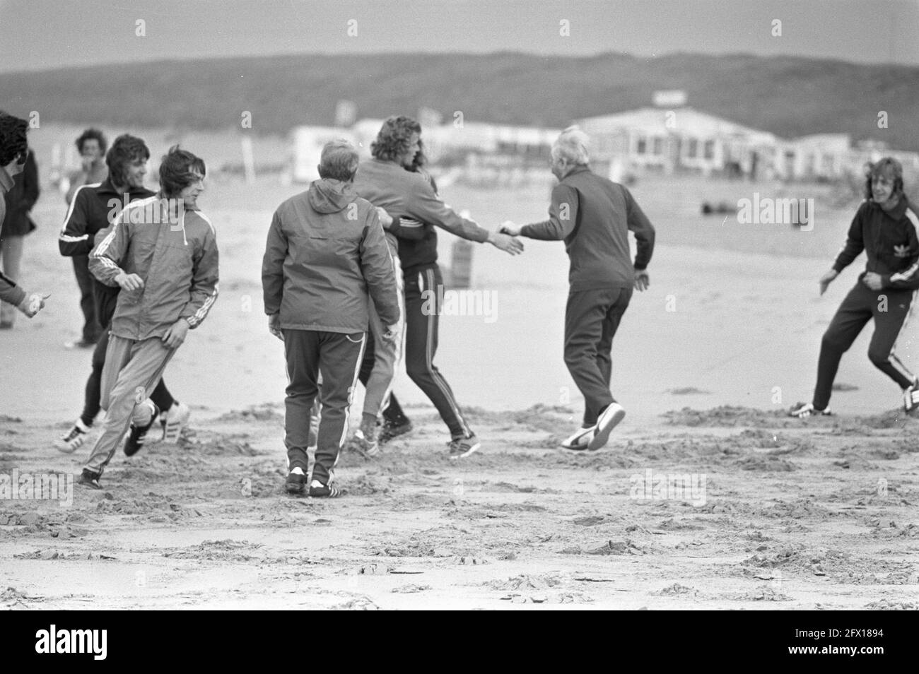 AJAX sulla spiaggia vicino a Wassenaar, i giocatori guardano i pescatori di gamberetti, 27 settembre 1972, sport, spiagge, Giocatori di calcio, Paesi Bassi, foto agenzia stampa del XX secolo, notizie da ricordare, documentario, fotografia storica 1945-1990, storie visive, Storia umana del XX secolo, che cattura momenti nel tempo Foto Stock