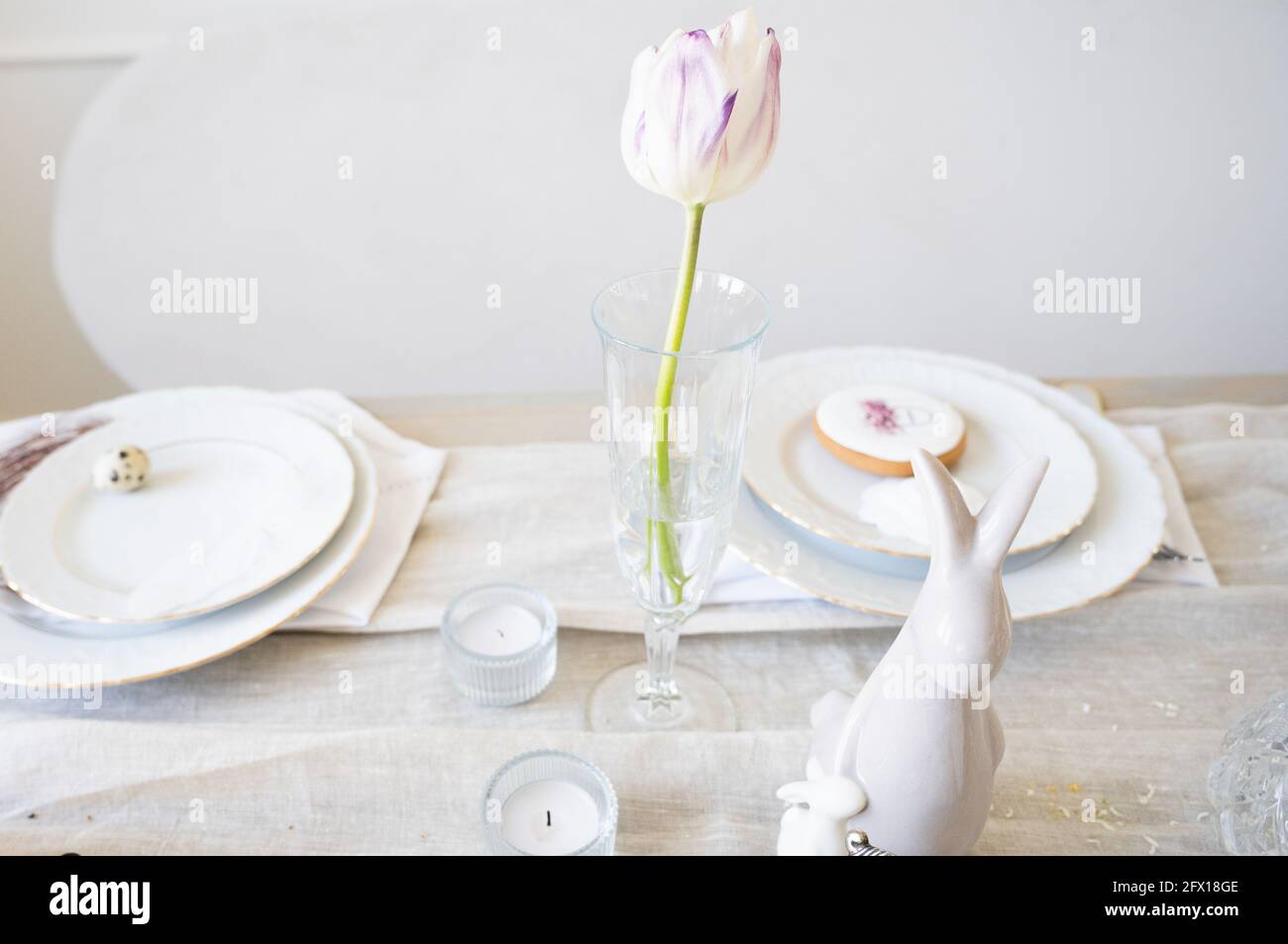 Tavolo estivo in colori chiari. Foto Stock