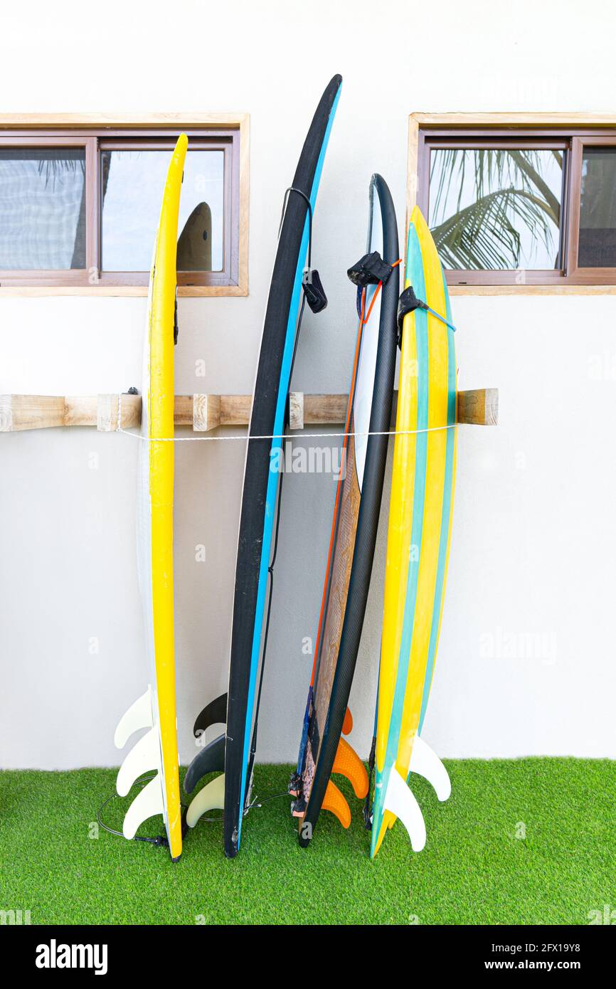 Quattro tavole da surf su una rastrelliera autoportante di una casa sulla spiaggia Foto Stock