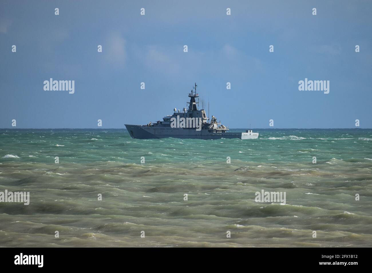 Royal Navy River Class nave di pattuglia HMS Mersey al largo di Seaford Spiaggia Foto Stock