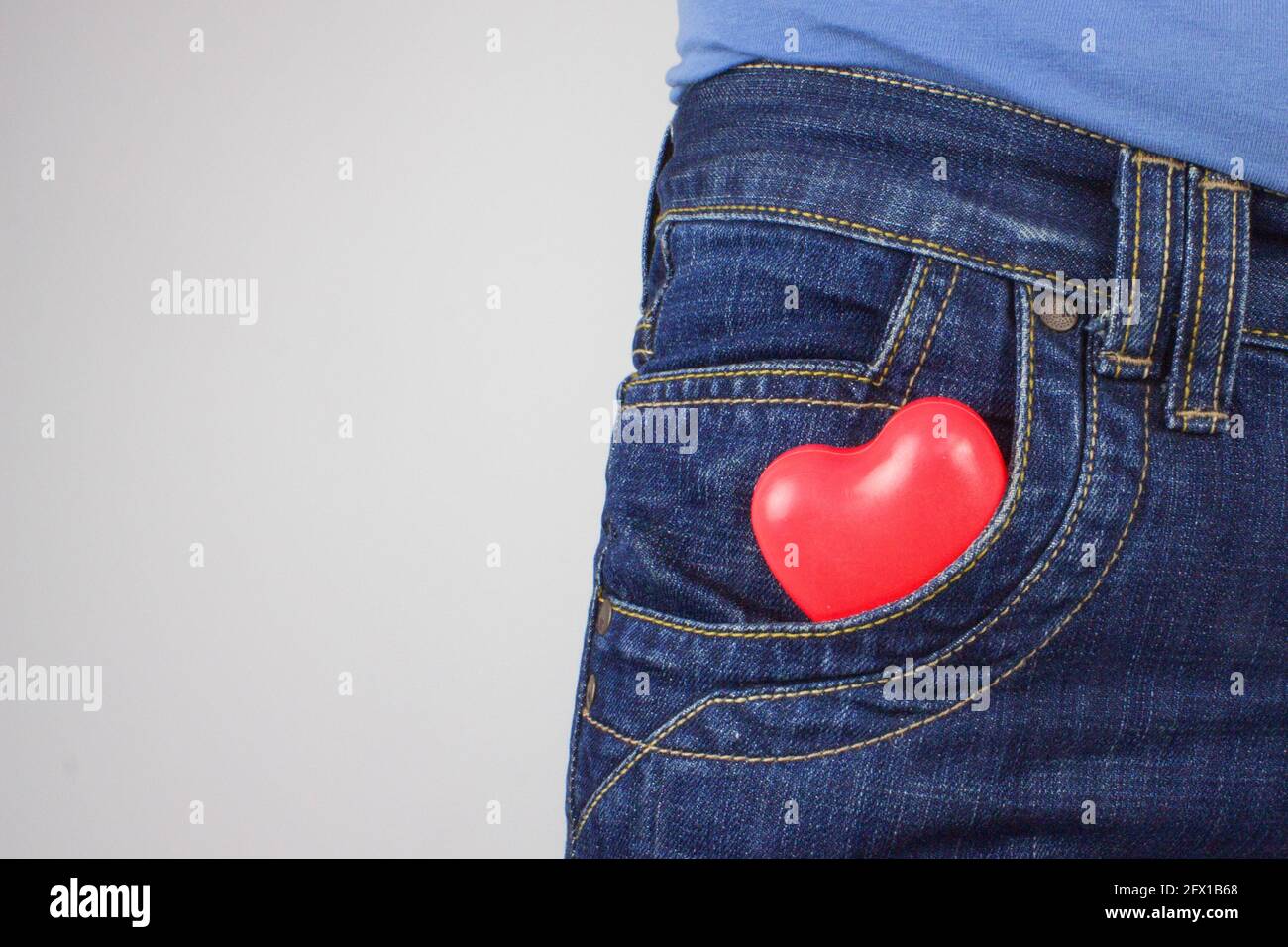 Cuore rosso nella tasca anteriore dei pantaloni. Tasca in denim con closeup  del cuore. Rapporto tra le persone Foto stock - Alamy