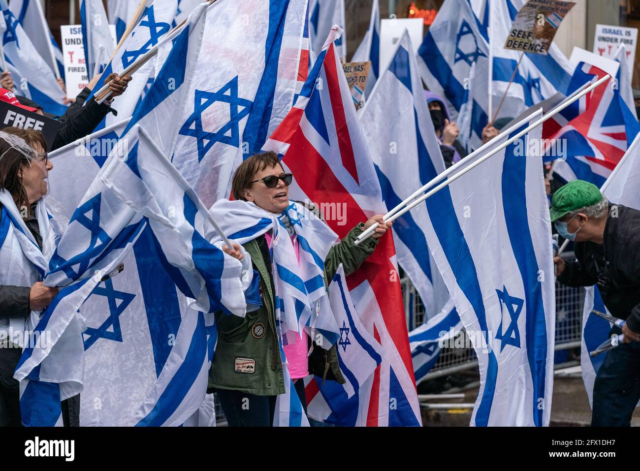 'Solidarietà con Israele' raduno vicino all'Ambasciata d'Israele con centinaia di pro-israeliani riuniti sventolando bandiere israeliane. Londra, Regno Unito. Foto Stock