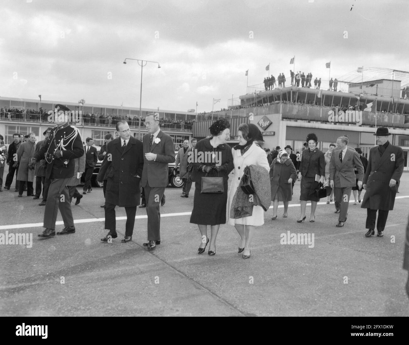 La coppia reale e la principessa Beatrix partirono per il Messico da sinistra a destra mr. Alberda (presidente-direttore dell'aeroporto di Schiphol), il principe Bernhard, la regina Juliana, la principessa Margriet, la principessa Christina e la principessa Beatrice. Accanto a loro: Erik Hazelfhoff Roelfzema, 7 aprile 1964, arrivo e partenza, visite di stato, Aeroporti, Paesi Bassi, foto agenzia stampa del XX secolo, notizie da ricordare, documentario, fotografia storica 1945-1990, storie visive, Storia umana del XX secolo, che cattura momenti nel tempo Foto Stock