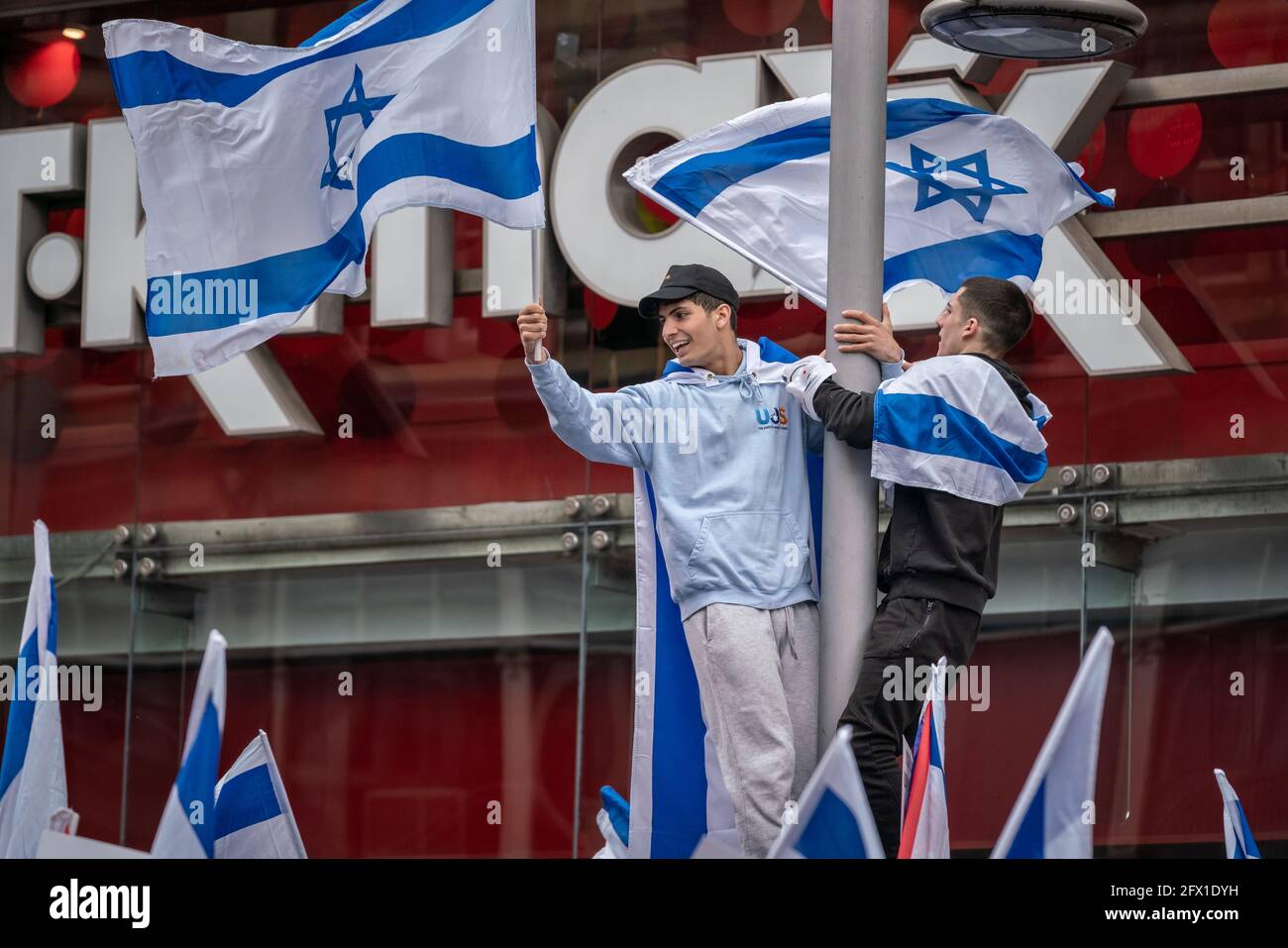 'Solidarietà con Israele' raduno vicino all'Ambasciata d'Israele con centinaia di pro-israeliani riuniti sventolando bandiere israeliane. Londra, Regno Unito. Foto Stock