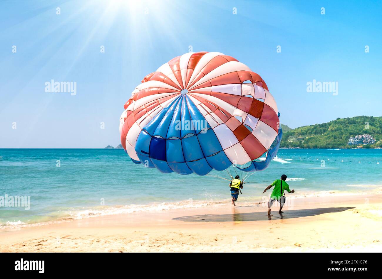 Il parasailing a Patong Beach a Phuket - Thailandia sport estremi Foto Stock