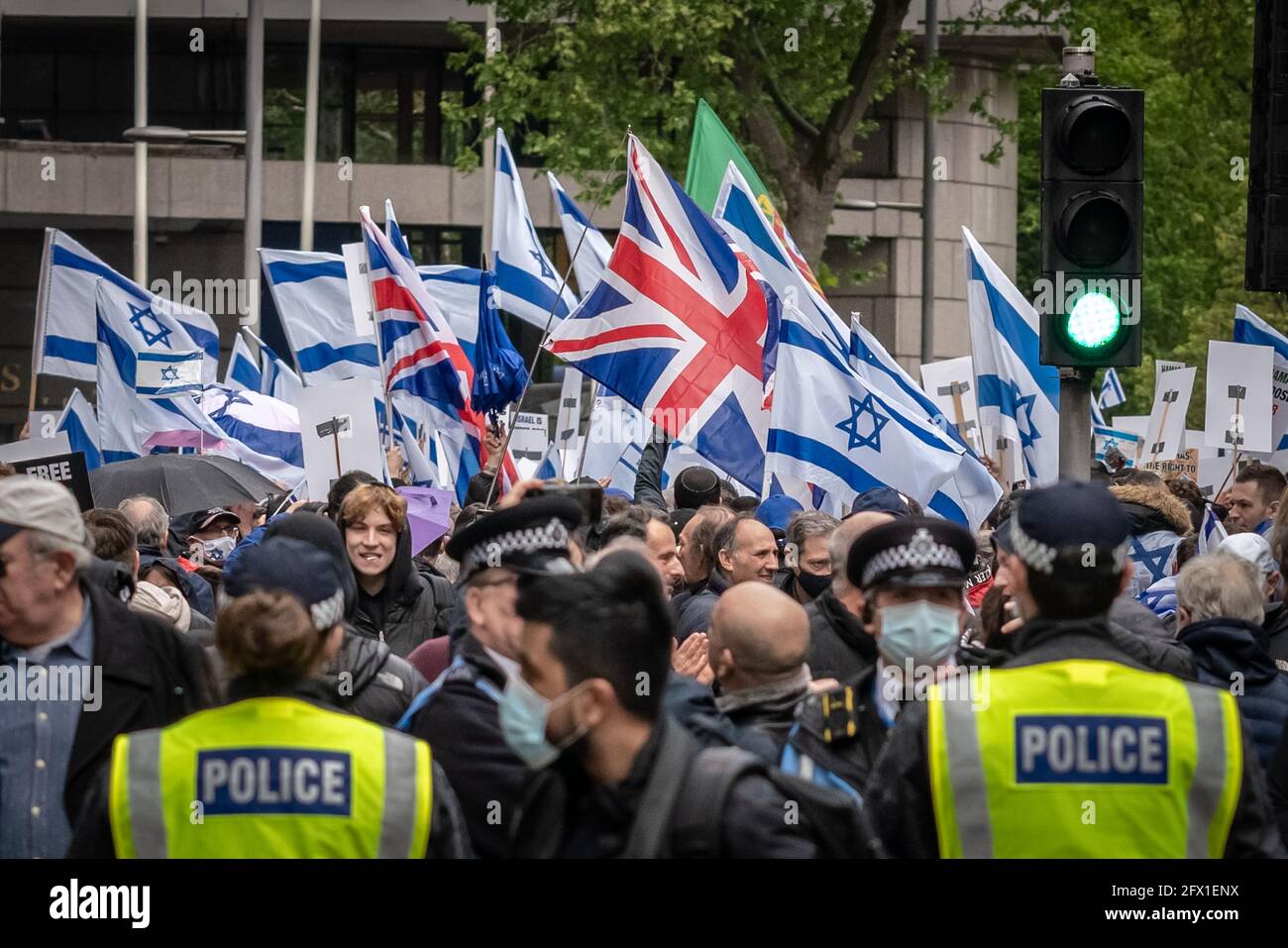 'Solidarietà con Israele' raduno vicino all'Ambasciata d'Israele con centinaia di pro-israeliani riuniti sventolando bandiere israeliane. Londra, Regno Unito. Foto Stock