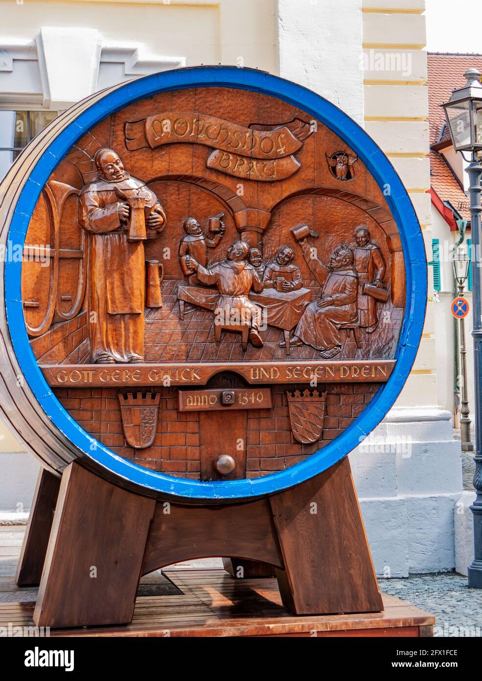 Kulmbach-il fiore all'occhiello Barrel della Birreria Mönchshof con i monaci beventi, UN brewmaster sorridente contentesly e il riferimento all'anno 1340 Foto Stock