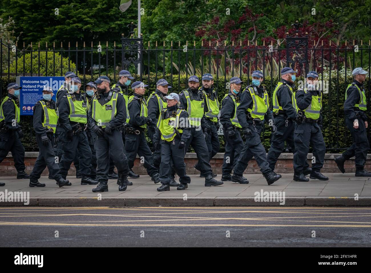 I manifestanti della Palestina libera contrastano la ‘Solidarità con il raduno di Israele presso l’Ambasciata d’Israele sotto la presenza della polizia, Londra, Regno Unito. Foto Stock