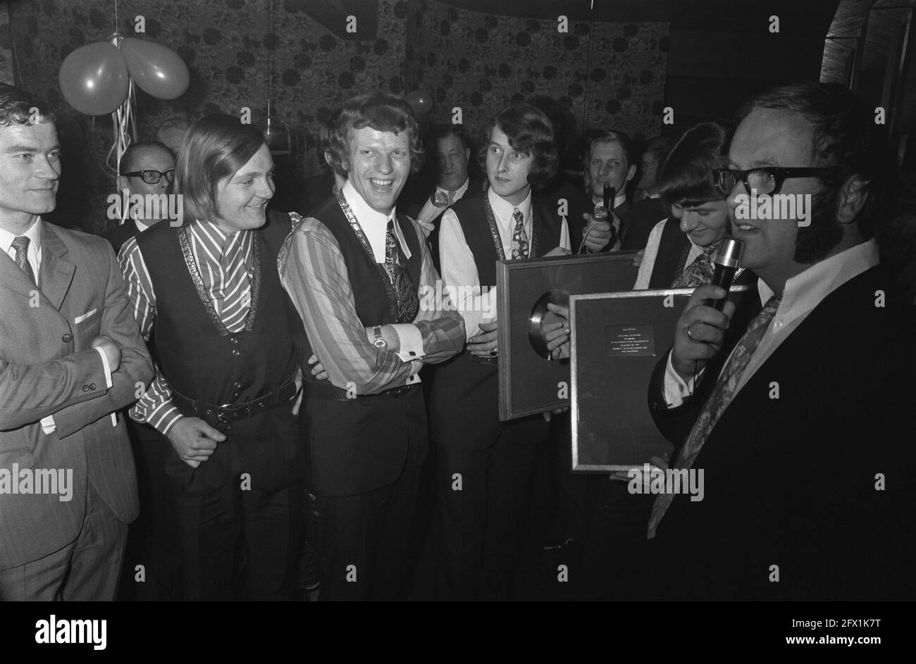 Gruppo pop gli shuffles ricevono un record d'oro per Cha la la, ho bisogno di voi all'hotel Gooiland a Hilversum. Gli shuffles con record, Right Joost den Draaier (pseudonimo di Willem van Kooten), 12 febbraio 1970, dischi, gruppi pop, I Paesi Bassi, foto agenzia stampa del XX secolo, notizie da ricordare, documentario, fotografia storica 1945-1990, storie visive, Storia umana del XX secolo, che cattura momenti nel tempo Foto Stock