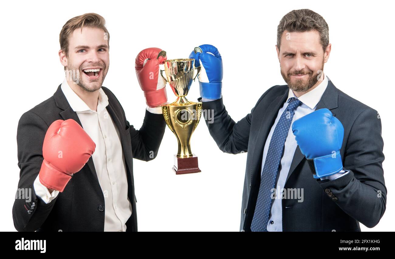 due imprenditori felici in guanti di pugilato tenere champion cup dopo la lotta di affari, il successo aziendale. Foto Stock