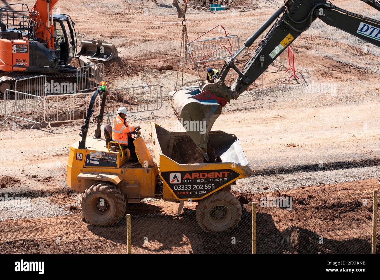 Dumper caricato da un escavatore Foto Stock