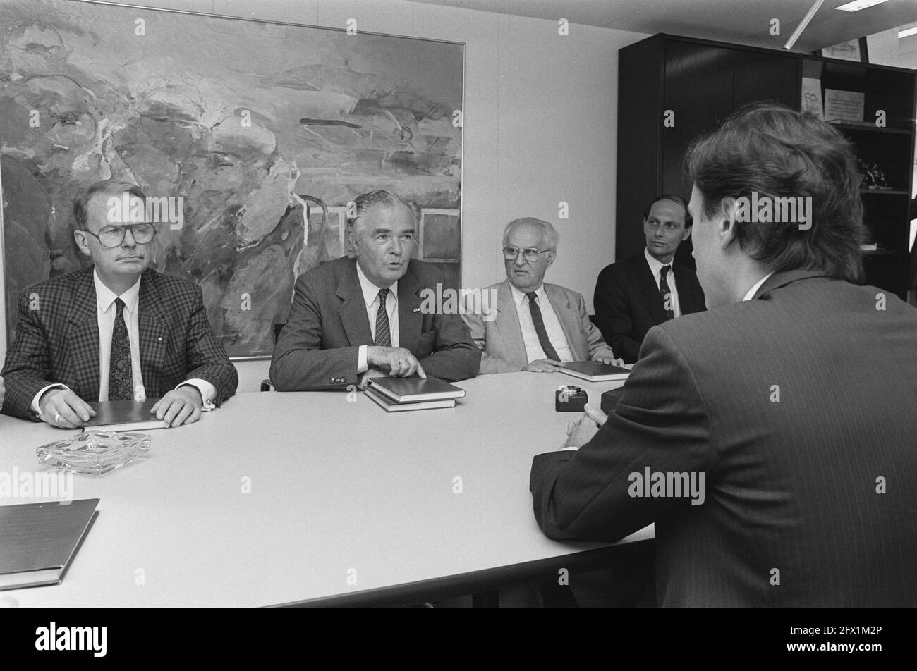 La Commissione Van Dijke ha presentato al Ministro Brinkman, il 1° luglio 1987, la relazione finale sulla semplificazione e il coordinamento delle leggi per le vittime di guerra, commissioni, relazioni, I Paesi Bassi, foto agenzia stampa del XX secolo, notizie da ricordare, documentario, fotografia storica 1945-1990, storie visive, Storia umana del XX secolo, che cattura momenti nel tempo Foto Stock