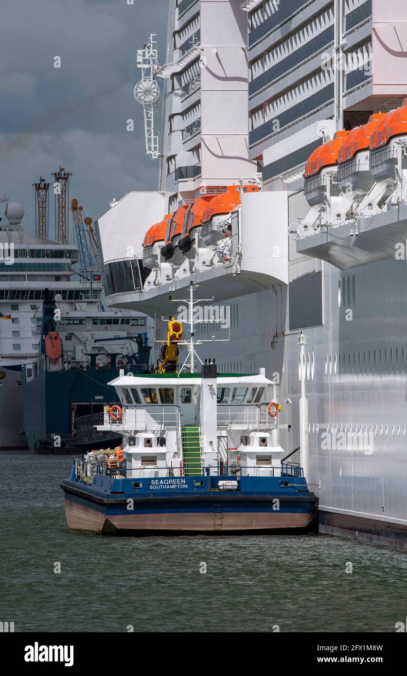 Southampton, Regno Unito. 2021. Seagreen una nave portuale di approvvigionamento che raccoglie materiali riciclabili, insieme ad una nave da crociera. Nel porto di Southampton. Foto Stock