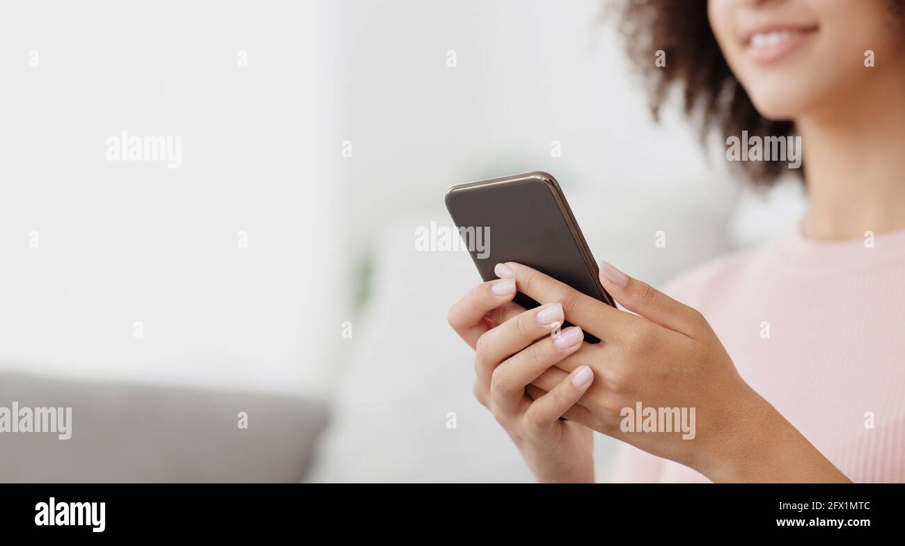 Covid-19 pandemia, essere sicuro, social media e blog moderno a casa, indoor Foto Stock