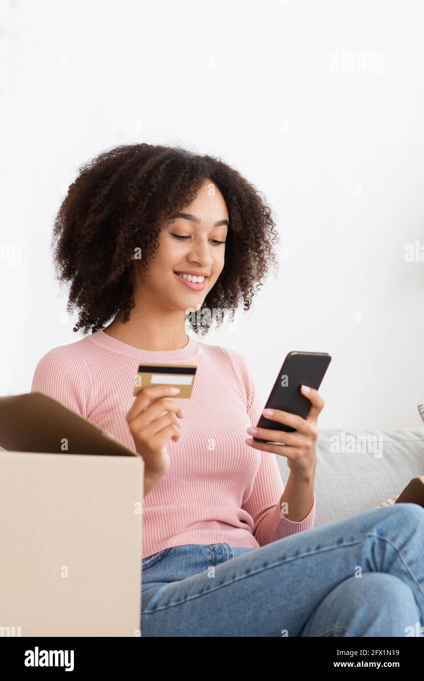Shopping domestico moderno, pagamento per i servizi e consegna rapida al covid Foto Stock