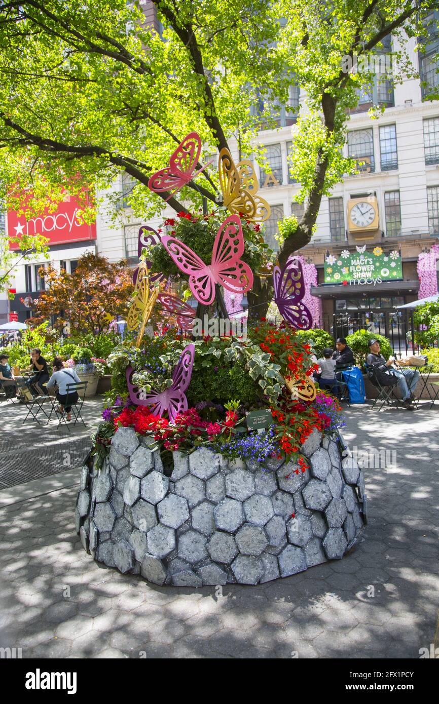 Mostra primaverile con piante, alberi e farfalle al Greeley Square Park a Broadway e 34th Street a Manhattan. Foto Stock