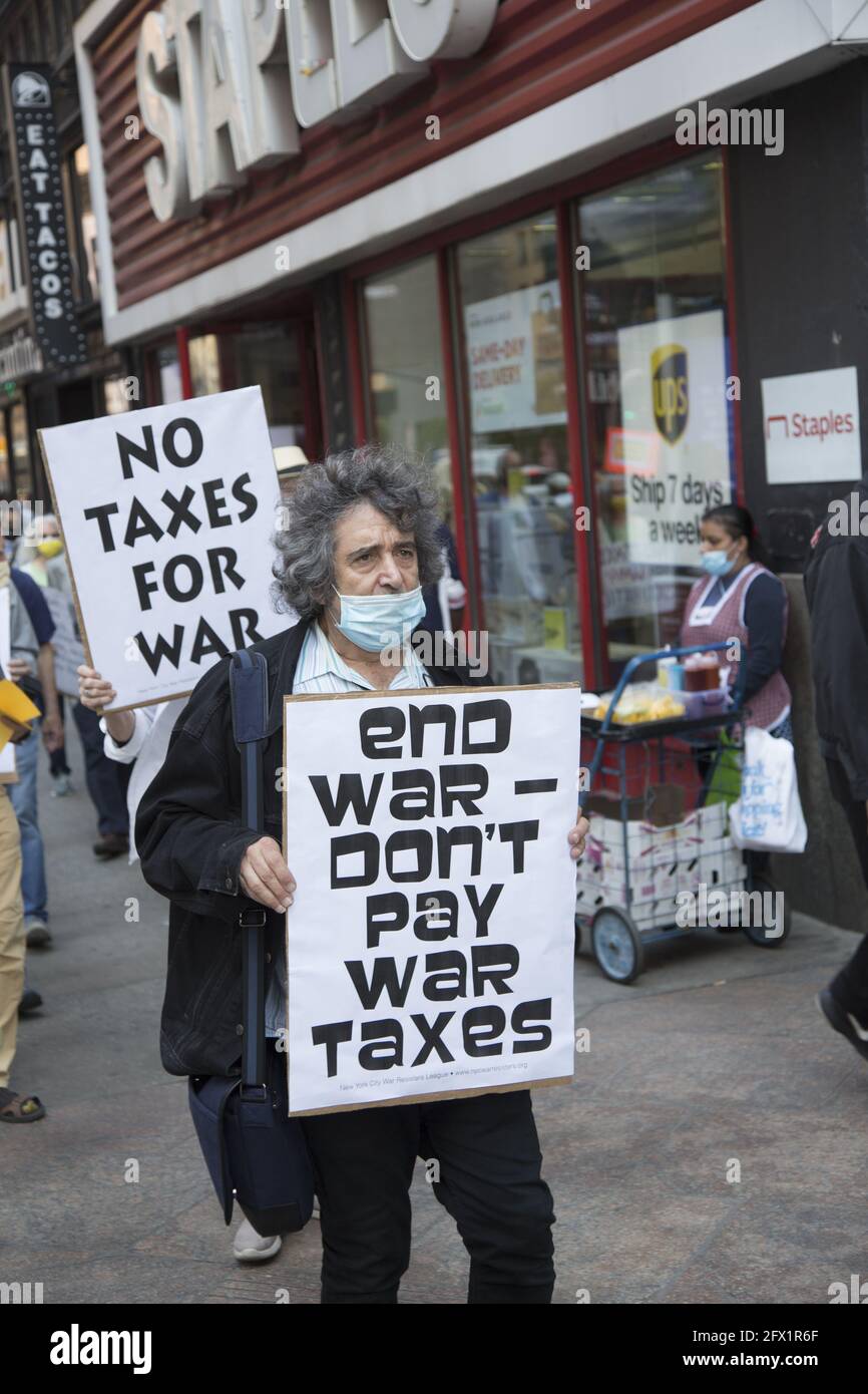 I membri della War Resisters League, i veterani per la Pace, i Grannies Raging e altre organizzazioni hanno radunato e marciato a Times Square e nel centro di Manhatan il giorno delle tasse per esortare gli americani a non pagare le tasse di guerra. Le spese militari stanno distruggendo la nostra qualità di vita e non aiutano a risolvere i problemi reali che ci confrontano come nazione e mondo. Foto Stock