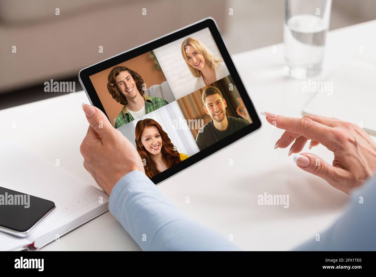 Comunicazione visiva a distanza, tecnologia moderna per video meeting Foto Stock