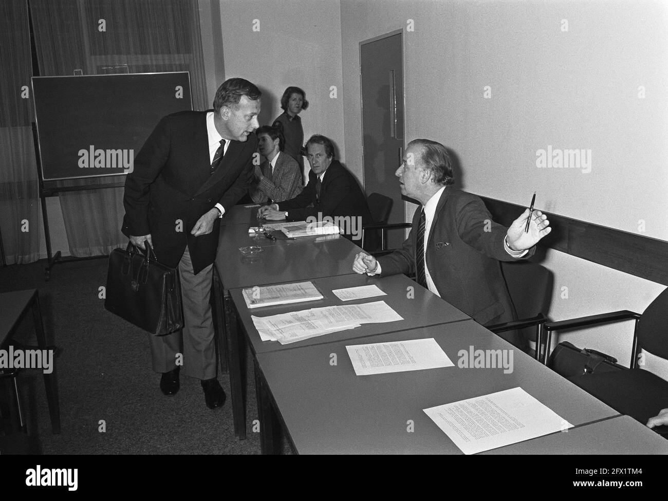 RIUNIONE del consiglio di amministrazione DEL partito KVP a Utrecht, numeri 8 e 9 Steenkamp (l) e De Zeeuw (r), numero 11 prof. Steenkamp, 29 gennaio 1973, Meetings, Paesi Bassi, foto agenzia stampa del xx secolo, notizie da ricordare, documentario, fotografia storica 1945-1990, storie visive, Storia umana del XX secolo, che cattura momenti nel tempo Foto Stock