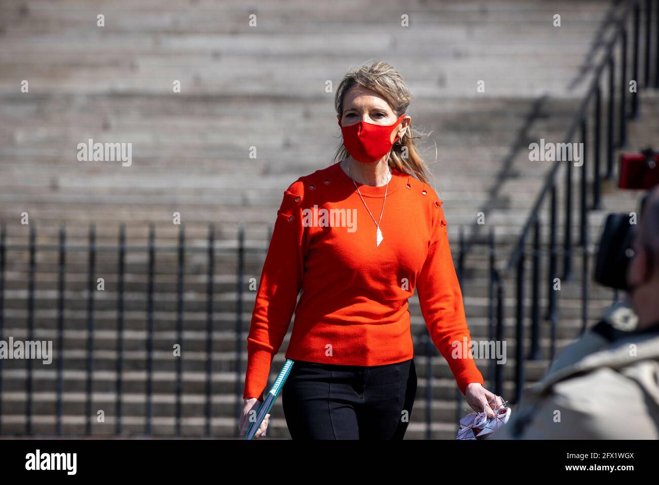 Martina Anderson MLA per Sinn Fein a Stormont, in quanto membri della comunità linguistica irlandese, presentano uno schermo mobile all'aperto con un messaggio che presenta oltre 70 oratori di lingua irlandese, invitando l'esecutivo dell'Irlanda del Nord e i governi britannico e irlandese ad attuare il nuovo decennio; New Approach (NDNA) Deal, legislazione in materia di diritti linguistici irlandesi, 500 giorni dopo l'accordo. Data immagine: Martedì 25 maggio 2021. Foto Stock