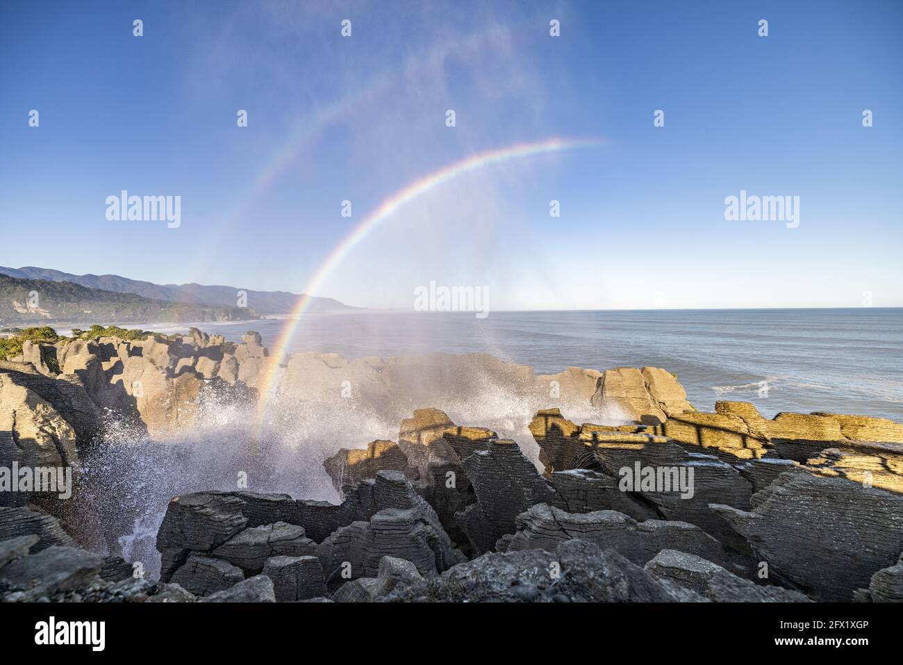 Wellington. 25 Maggio 2021. Foto scattata il 25 maggio 2021 mostra una vista delle rocce di Pancake a Punakaiki sulla costa occidentale dell'Isola del Sud, Nuova Zelanda. Le rocce di Pancake sono state formate da frammenti minuti di creature marine morte e piante sbarcate sul fondale marino. Credit: Zhang Jianyong/Xinhua/Alamy Live News Foto Stock